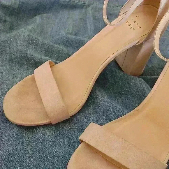 Firm $$ A new day thick heel cream color 9.5 - Picture 5 of 7